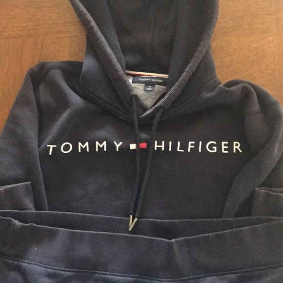 Medium Tommy Hilfiger pull-over jacket. - Picture 1 of 4
